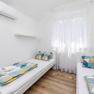 GRAD KRK, okolica – Samostojeća kuća s bazenom i pogledom na more