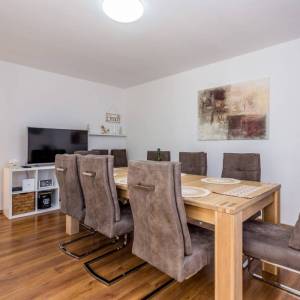 GRAD KRK, okolica – Samostojeća kuća s bazenom i pogledom na more