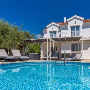 GRAD KRK, okolica – Samostojeća kuća s bazenom i pogledom na more