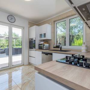 GRAD KRK, okolica – Samostojeća kuća s bazenom i pogledom na more