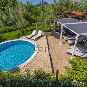 GRAD KRK, okolica – Samostojeća kuća s bazenom i pogledom na more