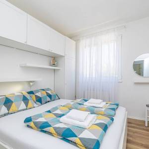 GRAD KRK, okolica – Samostojeća kuća s bazenom i pogledom na more