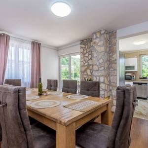 GRAD KRK, okolica – Samostojeća kuća s bazenom i pogledom na more