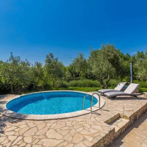 GRAD KRK, okolica – Samostojeća kuća s bazenom i pogledom na more