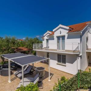 GRAD KRK, okolica – Samostojeća kuća s bazenom i pogledom na more