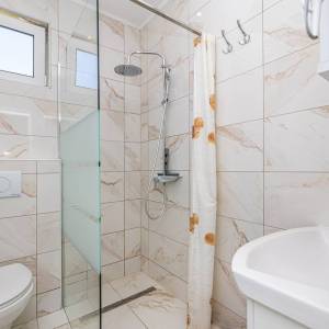 GRAD KRK, okolica – Samostojeća kuća s bazenom i pogledom na more