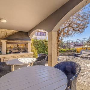 GRAD KRK - Samostojeća kuća na drugi red do mora