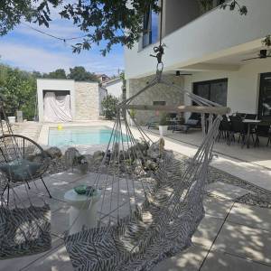 GRAD KRK, šire područje - Moderna vila s bazenom