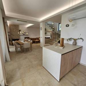 GRAD KRK, šire područje - Moderna vila s bazenom