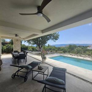 GRAD KRK, šire područje - Moderna vila s bazenom