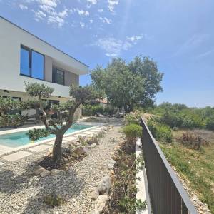 GRAD KRK, šire područje - Moderna vila s bazenom