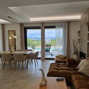 GRAD KRK, šire područje - Moderna vila s bazenom