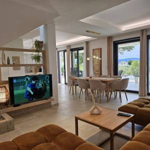 GRAD KRK, šire područje - Moderna vila s bazenom