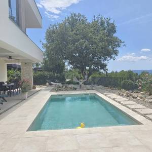 GRAD KRK, šire područje - Moderna vila s bazenom