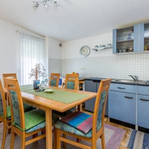 GRAD KRK – Trosobni dvoetažni apartman s lođom i djelomičnim pogledom na more