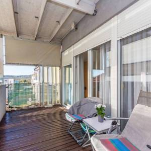 GRAD KRK – Trosobni dvoetažni apartman s lođom i djelomičnim pogledom na more