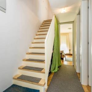 GRAD KRK – Trosobni dvoetažni apartman s lođom i djelomičnim pogledom na more