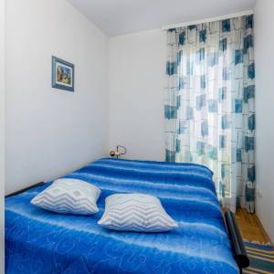 GRAD KRK – Trosobni dvoetažni apartman s lođom i djelomičnim pogledom na more