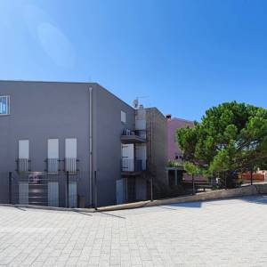 GRAD KRK – Trosobni dvoetažni apartman s lođom i djelomičnim pogledom na more