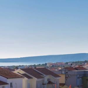 GRAD KRK – Trosobni dvoetažni apartman s lođom i djelomičnim pogledom na more