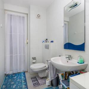 GRAD KRK – Trosobni dvoetažni apartman s lođom i djelomičnim pogledom na more