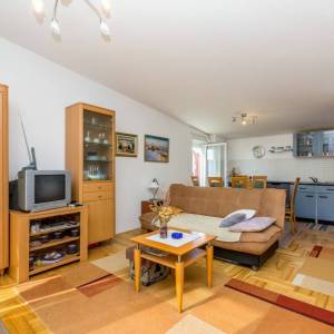 GRAD KRK – Trosobni dvoetažni apartman s lođom i djelomičnim pogledom na more