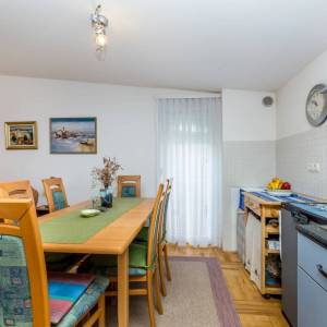 GRAD KRK – Trosobni dvoetažni apartman s lođom i djelomičnim pogledom na more