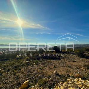 Građevinska parcela 732 m² za obiteljsku kuću ili investiciju – mir, pogled i po