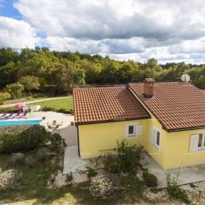 Građevinski kompleks sa dvije obiteljske kuće i poslovno-stambenom zgradom