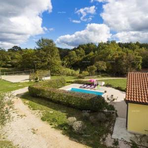 Građevinski kompleks sa dvije obiteljske kuće i poslovno-stambenom zgradom