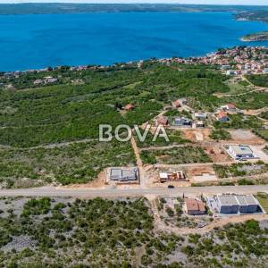 Građevinsko zemljište 700 m2 – Maslenica *POGLED MORE* (ID-2490/E)