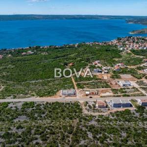 Građevinsko zemljište 700 m2 – Maslenica *POGLED MORE* (ID-2490/E)
