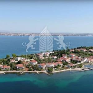 Građevinsko zemljište površine 1037m2, 1. red uz more - Sutomiščica