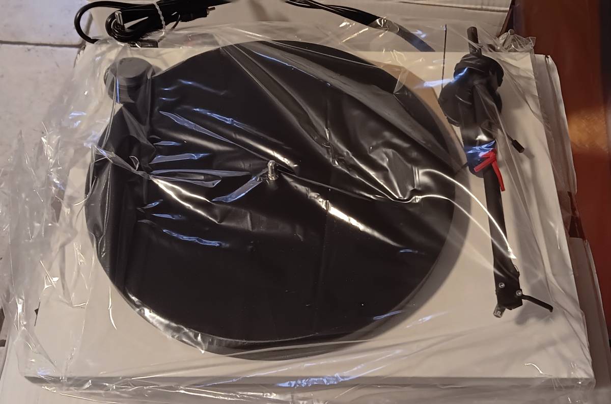 Gramofon Pro-Ject Essential II bijeli novi