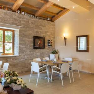 Hotel i Restoran. Blizina grada Pule. Veliki građevinski teren uz hotel, mogućnost gradnje vile.