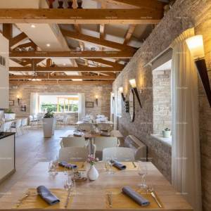 Hotel i Restoran. Blizina grada Pule. Veliki građevinski teren uz hotel, mogućnost gradnje vile.