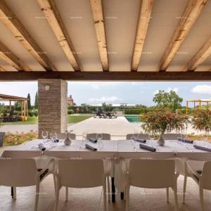 Hotel i Restoran. Blizina grada Pule. Veliki građevinski teren uz hotel, mogućnost gradnje vile.