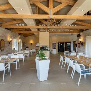 Hotel i Restoran. Blizina grada Pule. Veliki građevinski teren uz hotel, mogućnost gradnje vile.
