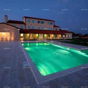 Hotel i Restoran. Blizina grada Pule. Veliki građevinski teren uz hotel, mogućnost gradnje vile.