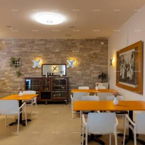 Hotel i Restoran. Blizina grada Pule. Veliki građevinski teren uz hotel, mogućnost gradnje vile.