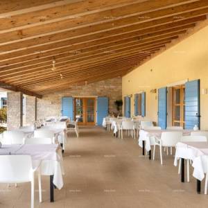 Hotel i Restoran. Blizina grada Pule. Veliki građevinski teren uz hotel, mogućnost gradnje vile.