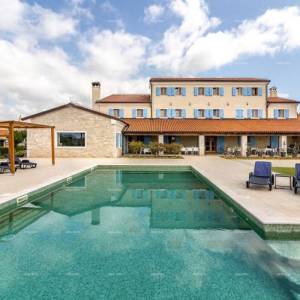 Hotel i Restoran. Blizina grada Pule. Veliki građevinski teren uz hotel, mogućnost gradnje vile.