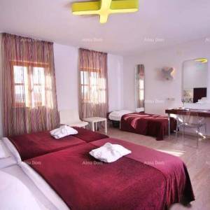 Hotel i Restoran. Blizina grada Pule. Veliki građevinski teren uz hotel, mogućnost gradnje vile.