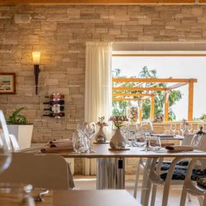 Hotel i Restoran. Blizina grada Pule. Veliki građevinski teren uz hotel, mogućnost gradnje vile.