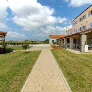 Hotel i Restoran. Blizina grada Pule. Veliki građevinski teren uz hotel, mogućnost gradnje vile.