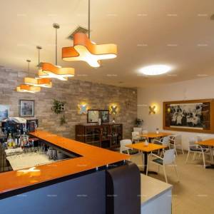 Hotel i Restoran. Blizina grada Pule. Veliki građevinski teren uz hotel, mogućnost gradnje vile.