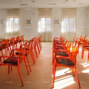 Hotel i Restoran. Blizina grada Pule. Veliki građevinski teren uz hotel, mogućnost gradnje vile.