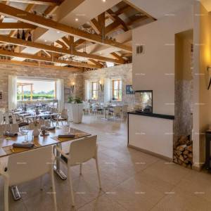 Hotel i Restoran. Blizina grada Pule. Veliki građevinski teren uz hotel, mogućnost gradnje vile.