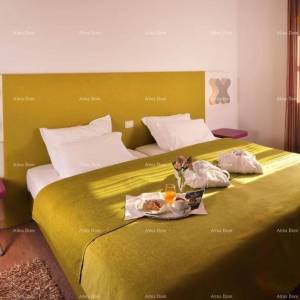 Hotel i Restoran. Blizina grada Pule. Veliki građevinski teren uz hotel, mogućnost gradnje vile.