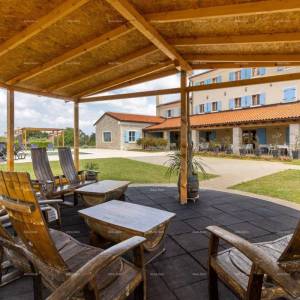 Hotel i Restoran. Blizina grada Pule. Veliki građevinski teren uz hotel, mogućnost gradnje vile.